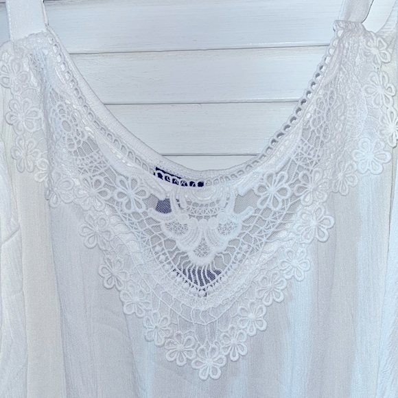 NWT- Extremely Cute Torrid White Crinkle Gauze Cold-shoulder Top - Picture 5 of 5